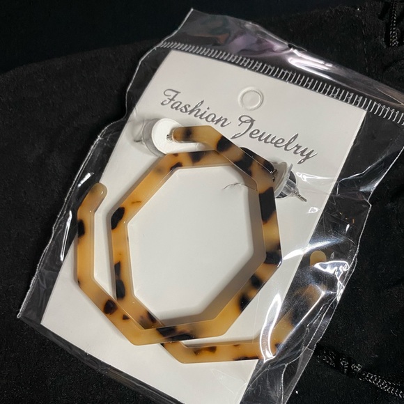 angular tortoise earrings - Picture 3 of 4